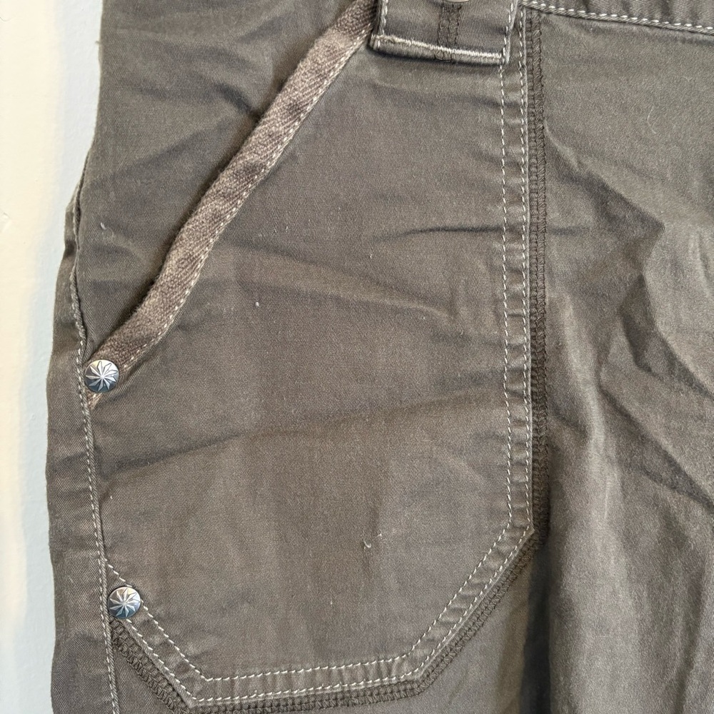 Athleta Cargo Bermuda Brown Shorts Size 6 - Picture 6 of 10